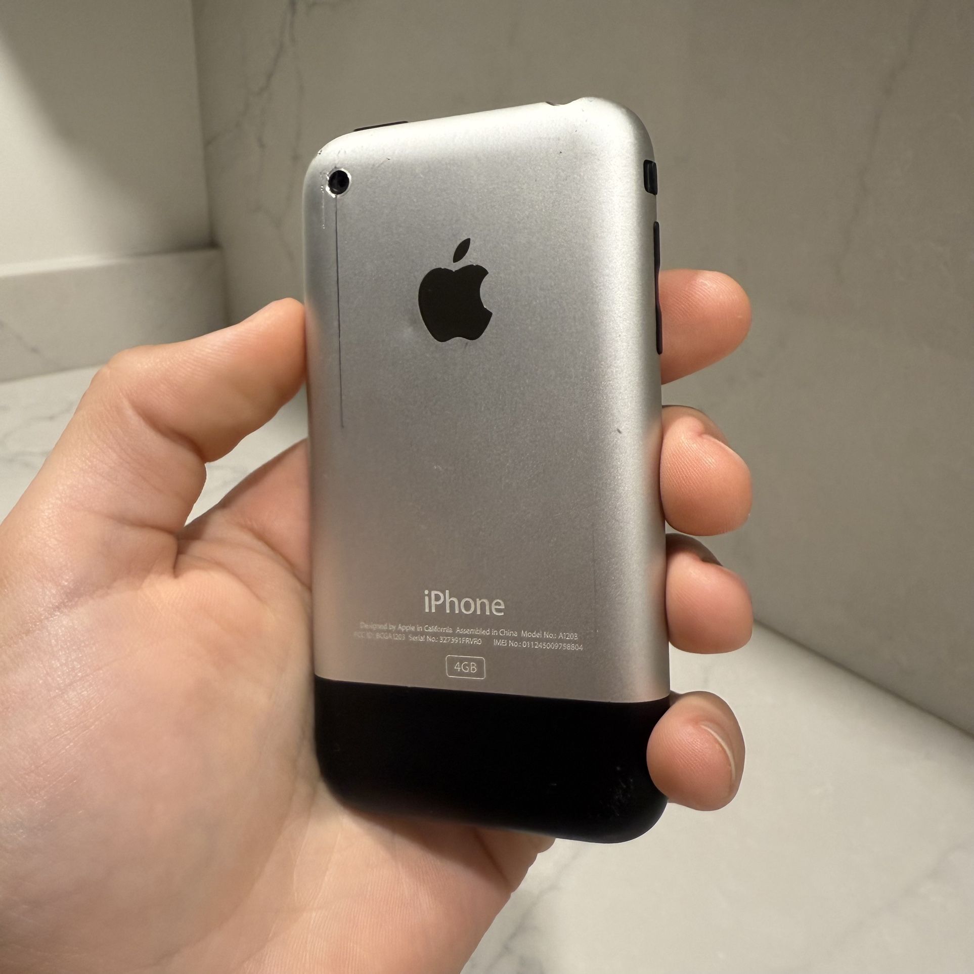 2007 Original iPhone 2G - 4GB **VERY RARE COLLECTOR’S ITEM**