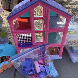 Plastic doll house