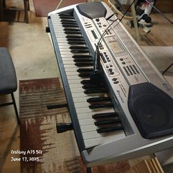 Electric Keyboard With Mike