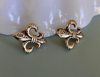 Vtg Fleur di Lis Etched Goldtone Earrings 