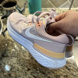 Nike Womens React Miler Running Shoe  Size 5.5