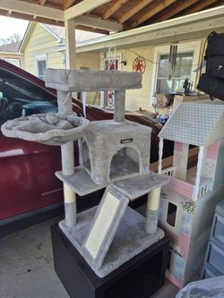 . Nice Excellent Condition Cat Play House With Accessories. 