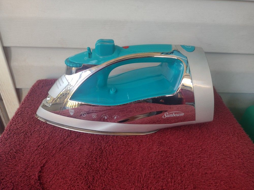 Sunbeam Steam Master Teal Iron w/ Retractable Cord GCSBSP-(contact info removed)Watt Antidrip