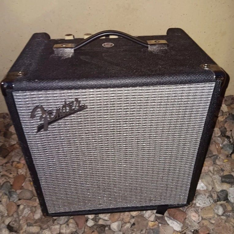 FENDER RAMBLE BASS AMP $90