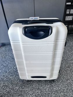 Hard Shell Spinner Suitcase – 4 Wheels, Great Condition
