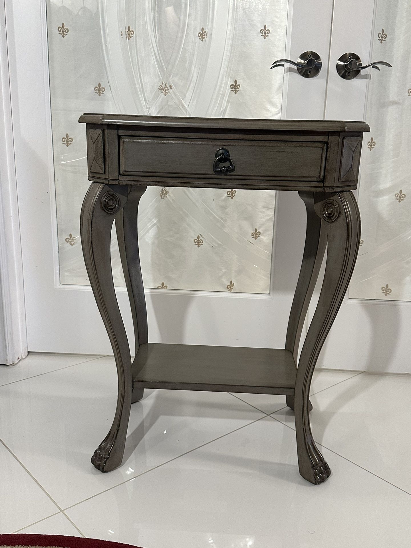 Traditional Side/End Table