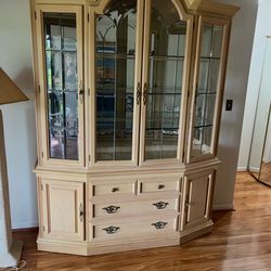 Light Wood China Cabinet / Display Hutch – Excellent Condition