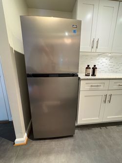 Summit FF1089PL Refrigerator – Like New – $300