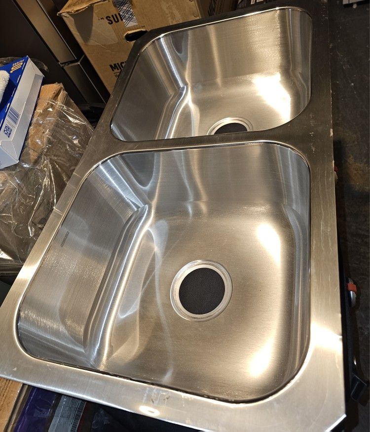 STAINLESS STEEL KITCHEN DOUBLE SINK.....NEW....$ 100