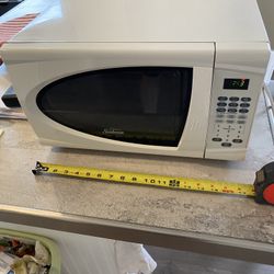 Sunbeam 700 watt good working microwave oven with turntable $25 cash located in Upland 91784 top of Euclid ave at Shell gas station 