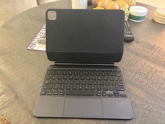 Apple Magic Keyboard 11” iPad Pro M4/M5 – Black – Excellent Condition