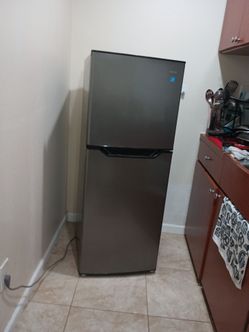 Stainless steel apt size refrigerator