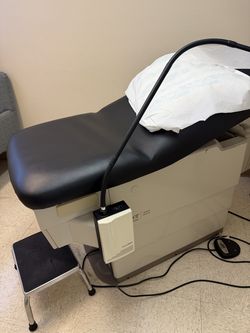 Midmark 222 hi low exam table