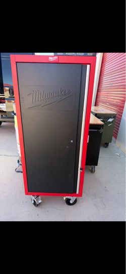Milwaukee 4 Shelf Rolling Tool Locker