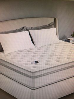 Sleep Number iLE queen mattress & FlexFit2 adjustable base