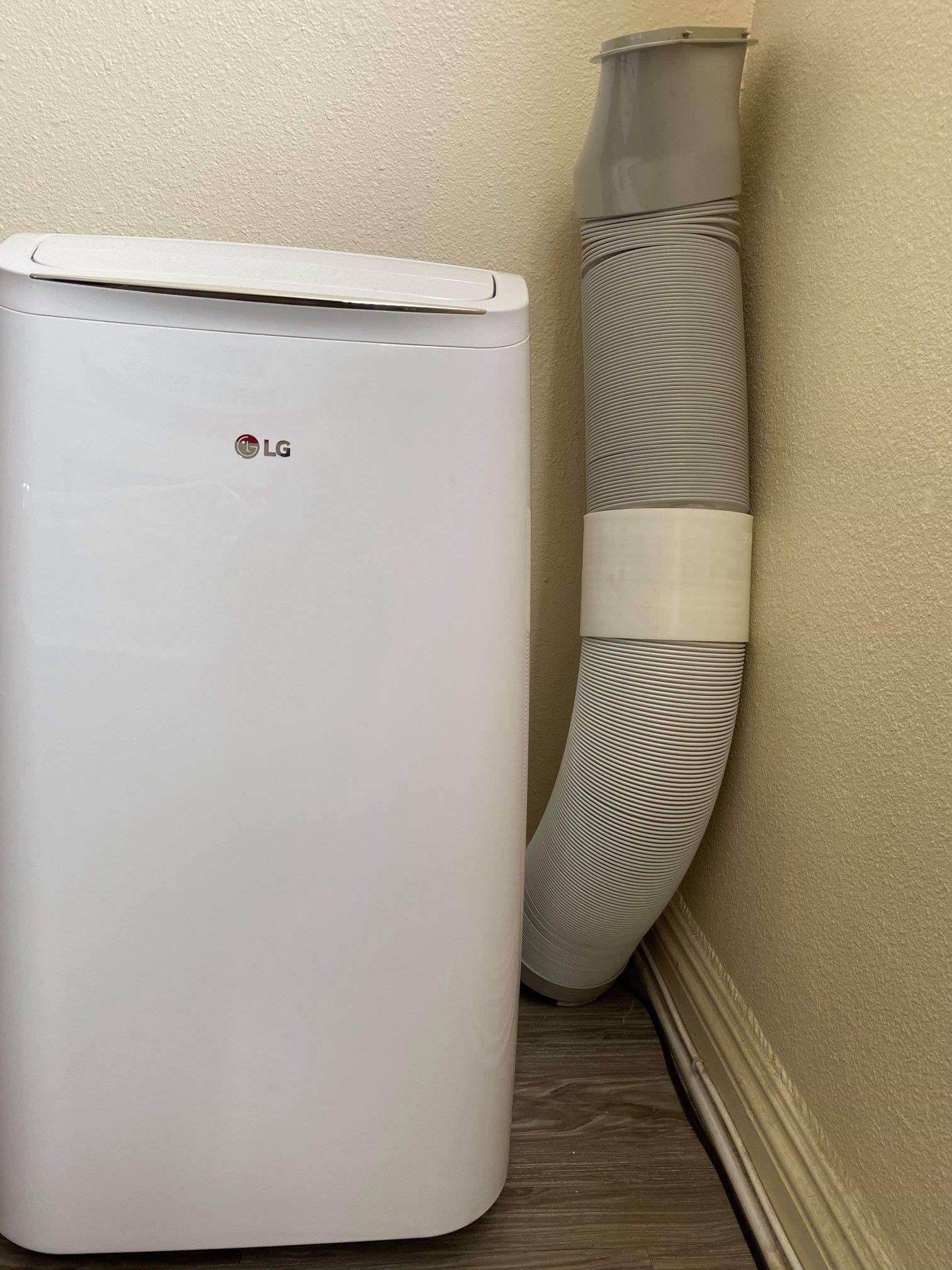 LIKE NEW LG Portable AC w/ Dehumidifier Function and LCD Remote in White. Free Long Hose
