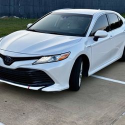 2019 Toyota Camry Hybrid · XLE Sedan 4D