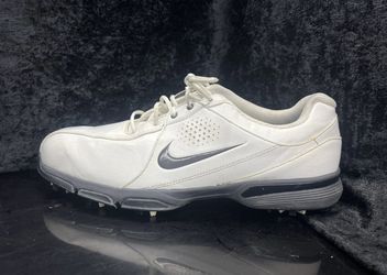 Nike cleats in size 9.5. Designed for the sport's rigorous demands, these cleats are a must-have for any serious athlete. The iconic Nike brand ensure