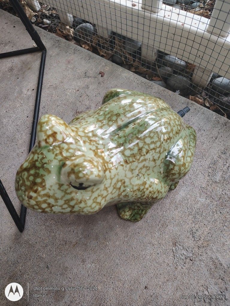 YARD DECORATION FROG FOUNTAIN SPRAYER