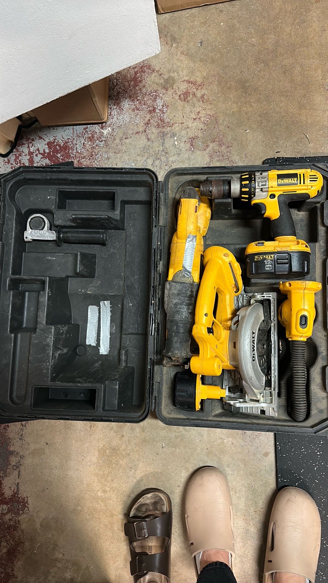 4 Piece 18 Volt Dewalt ToolKit with hammer drill, sawzall, circular saw, and work light