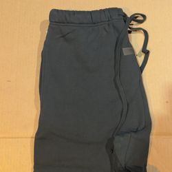 Black esssntial shorts