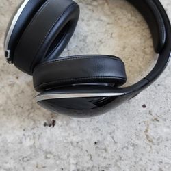 Mercedes-Benz Wireless Headphones (with active noise canceling function) Black