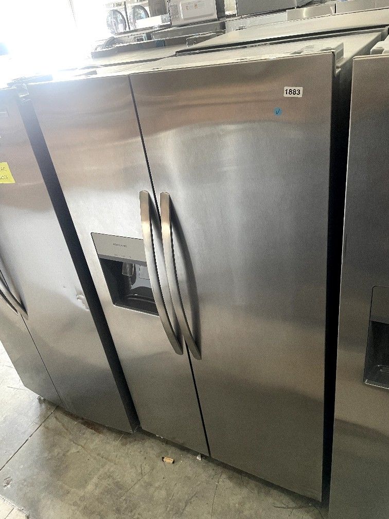 whirlpool 33” top freezer refrigerator stainless steel $750