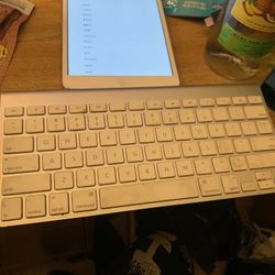 IPAD MINI WITH KEYBOARD 