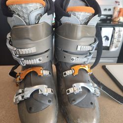 Size 27 Salomon Ski Boots