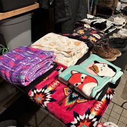 Throw blankets/pillows