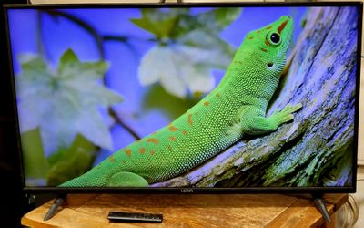 40" 1080p LED Smart Chromecast HDTV model 2019