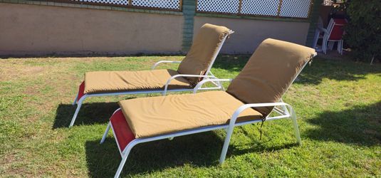 **4 Allen + Roth pool chaise Lounger chairs **
