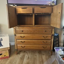 Dresser   