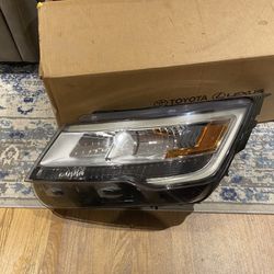 2016-2018 Ford Explorer Drivers Side Headlight Assembly. Needs Bulbs 