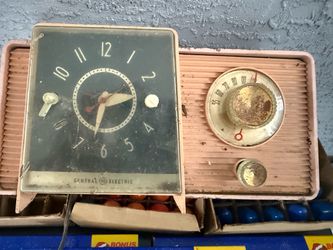 Vintage General Electric GE AM Clock Radio Alarm – Mid-Century Pink/Coral