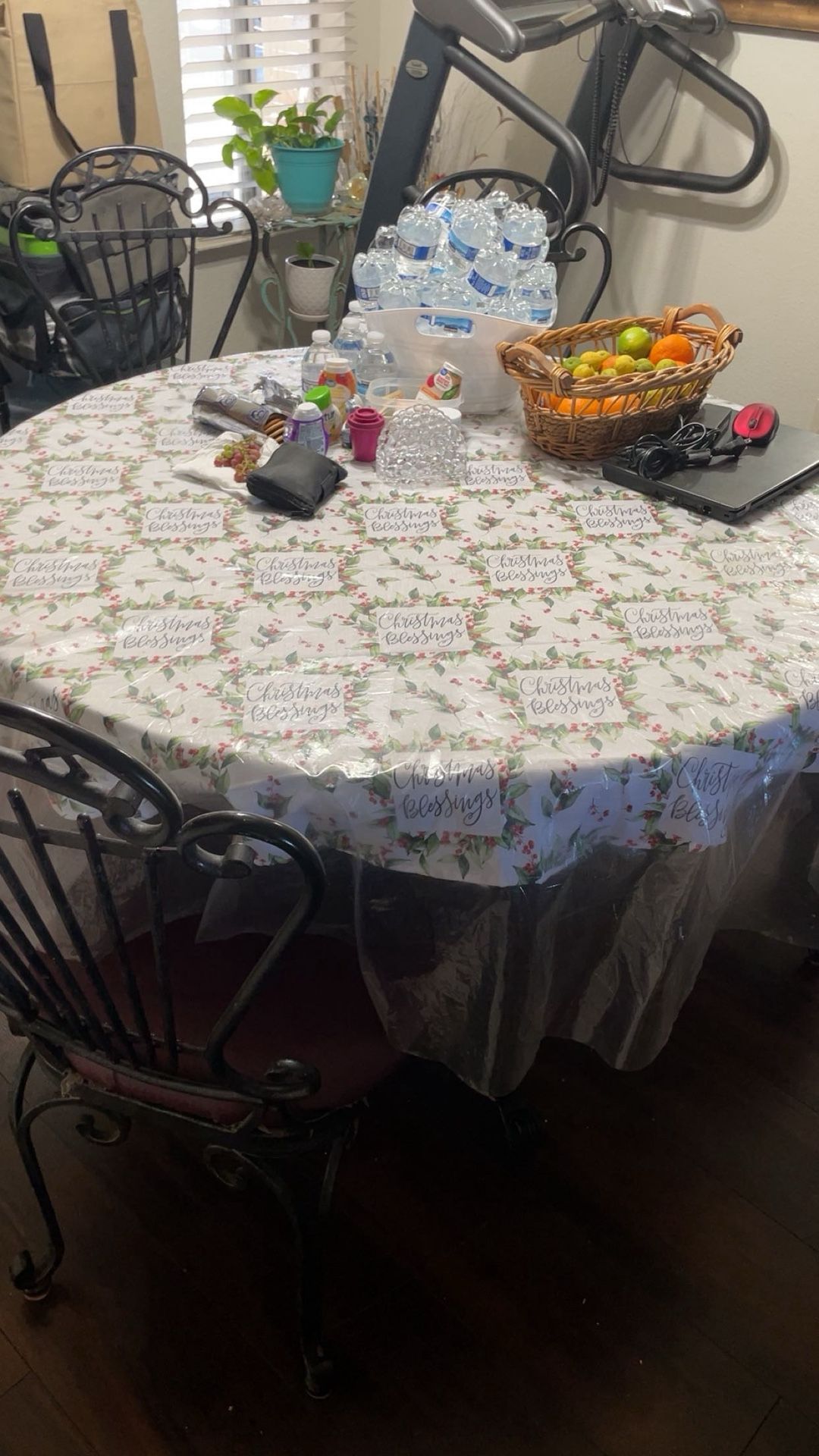 Round Dinner Table