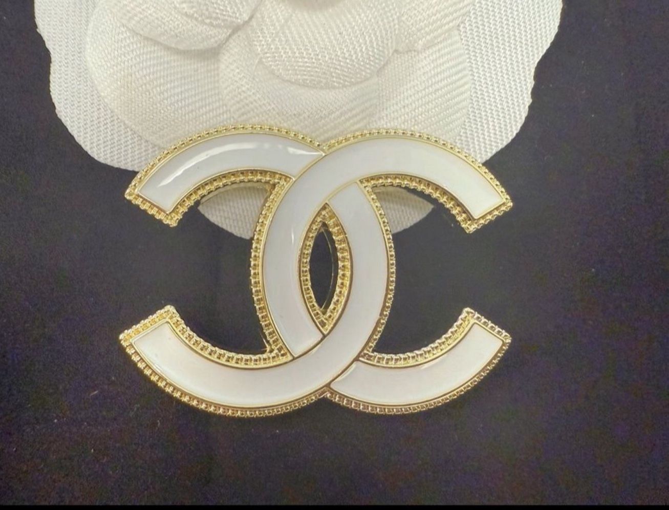 Women vintage brooch jewelry