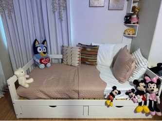 Trundle bed can be use as king or twin with drawers