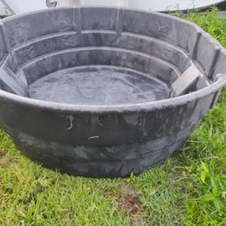 Rubbermaid 300 Gallon Commercial Poly Resin Tank