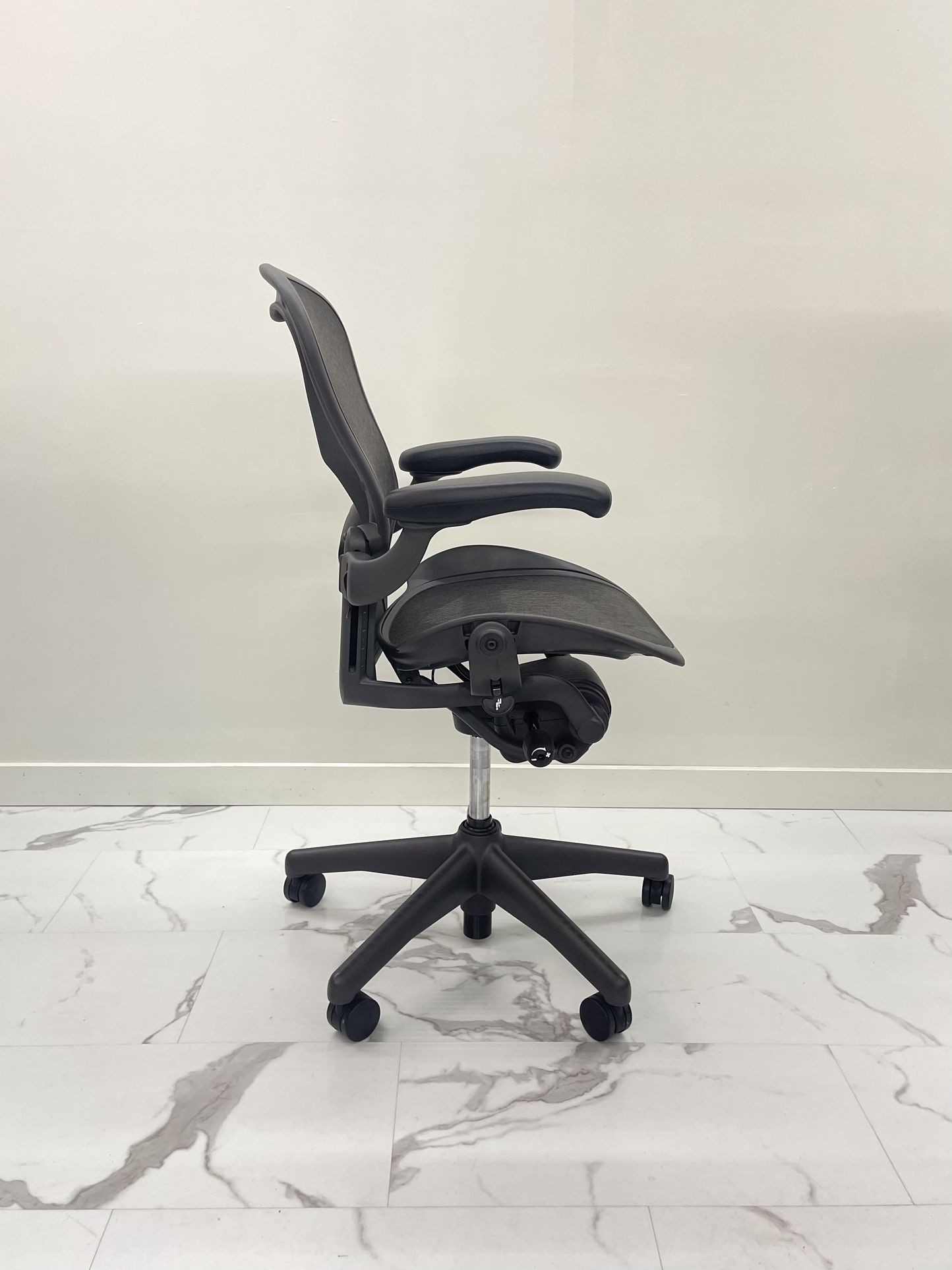LIKE NEW HERMAN MILLER CLASSIC AERON CHAIR SIZE B FULLY WITH LUMBAR SUPPORT DELIVERY for Sale in Los Angeles, CA - OfferUp