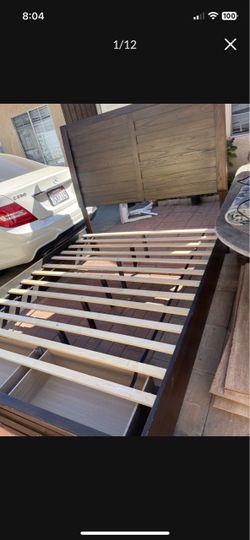Cama Queen/ Bed 🛌 es de marca ashley
