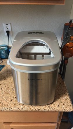 Countertop ice maker