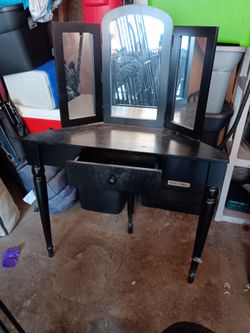 Corner vanity