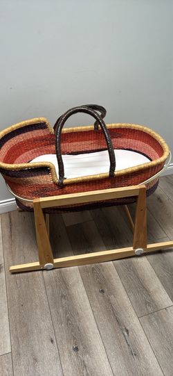 Preowned Design Dua Basinette on Rocking Stand