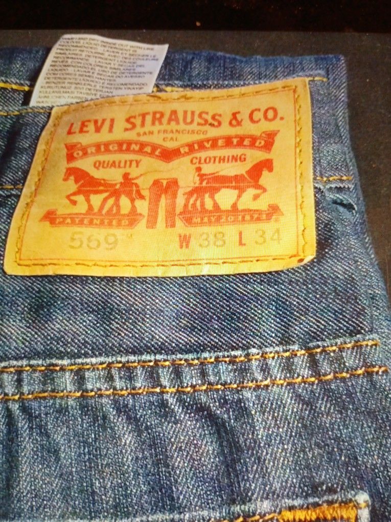 LEVI STRAUSS &. CO. "569". STYLE BLUE JEANS. W 38 L 34 JEANS.