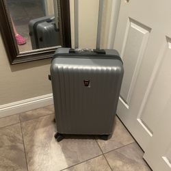 🧳 Used 24” Luggage – Clean & Spacious 🧳 📍 Pickup Location: S. Durango & 215 near IKEA  Selling a 24-inch hard shell suitcase in great used conditio