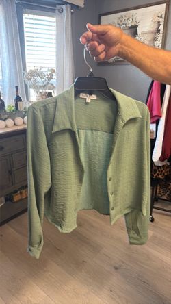Bella Me Green Cropped Button-Up Blouse
