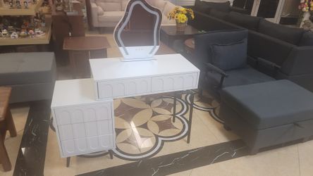 Brand new vanity table set with lighted mirror