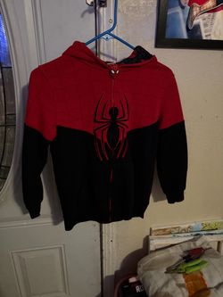 Sueter de niño de spiderman en muy buen estafo talla L -10 y el otro jordan estalla L en muy buen estado