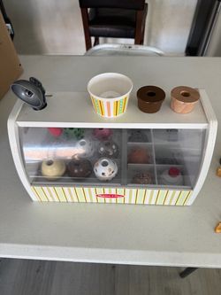 Melissa & Doug Wooden Ice Cream Counter Play Set
